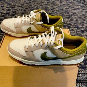 Nike Dunk Low. Sail Cream/Pacific Moss.